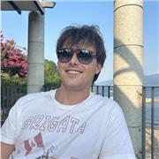 Ciao, io sono Claudio uno studente di 13 anni.
Ho studiato il liceo scientifico e sono laureando in Scienze motorie.